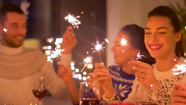 Amigos felices teniendo la cena de Navidad en casa — Vídeos de Stock