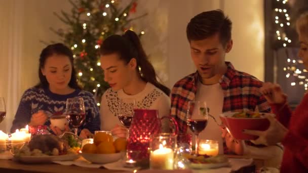 Glada vänner som äter julmiddag hemma — Stockvideo