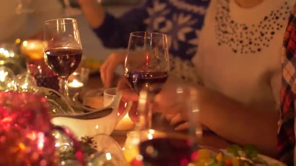 Amigos comendo e bebendo vinho no Natal — Vídeo de Stock