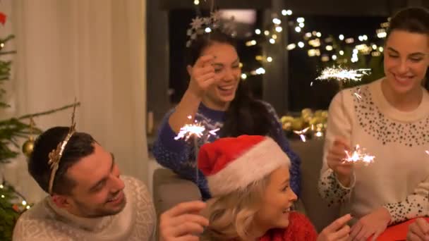 Щасливі друзі святкують Різдво вдома — стокове відео