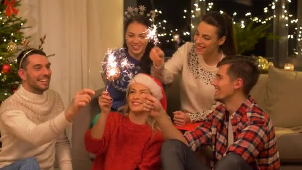 Glada vänner som firar jul hemma fest — Stockvideo