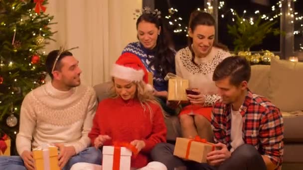 Друзья празднуют Рождество и имеют подарки — стоковое видео