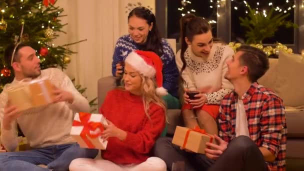 Freunde feiern Weihnachten und beschenken — Stockvideo