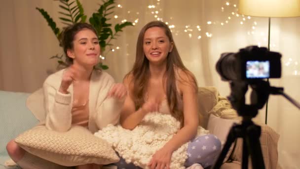 Bloggeri de sex feminin cu cameră video de înregistrare acasă — Videoclip de stoc