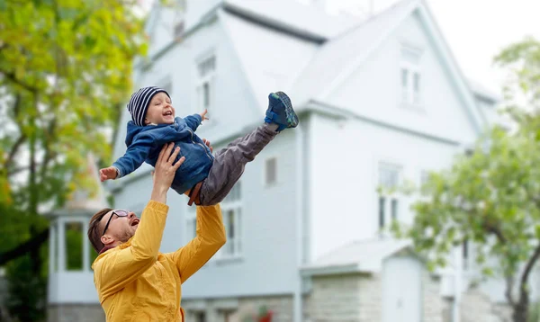 Padre con figlio giocare e divertirsi all'aperto — Foto Stock