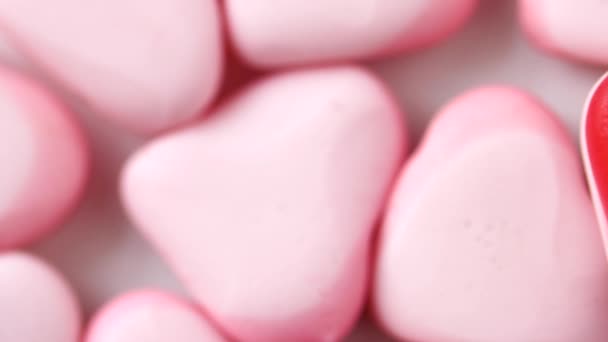 Close up van roze hartvormige snoepjes — Stockvideo