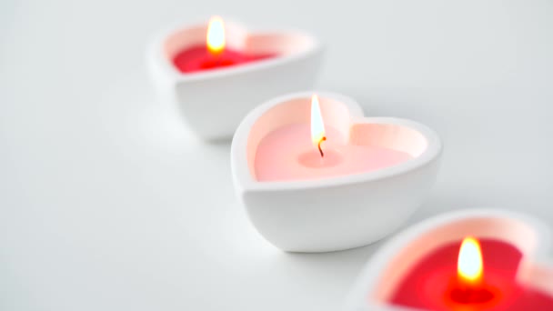 Candele a forma di cuore che bruciano nel giorno di San Valentino — Video Stock