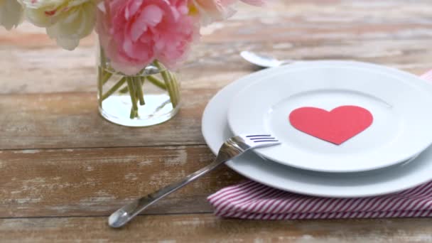 Plan rapproché de la table pour la Saint Valentin — Video