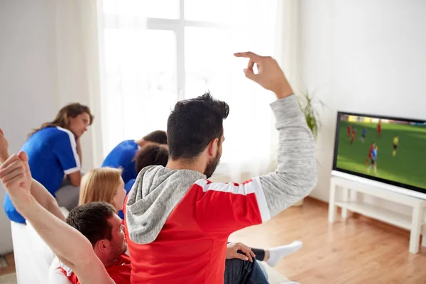 Aficionados al fútbol viendo el partido de fútbol en la televisión en casa — Foto de Stock