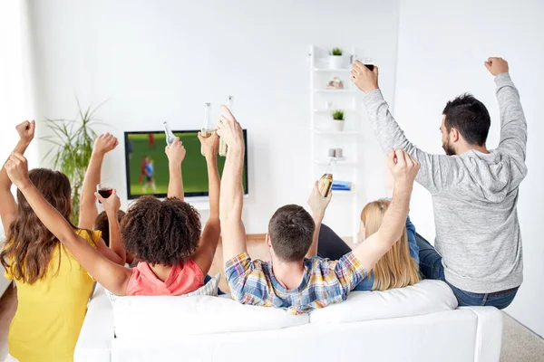 Amigos viendo fútbol en la televisión y celebrando gol —  Fotos de Stock