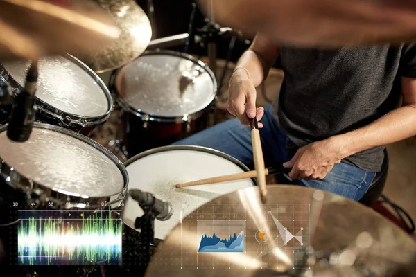 Músico masculino tocando bateria no concerto — Fotografia de Stock