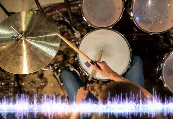 Dobos játszik dobfelszerelést hang stúdió — Stock Fotó