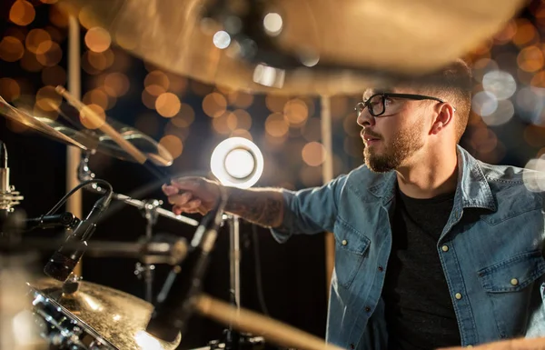 Male musician playing drums and cymbals at concert — Stock Photo, Image