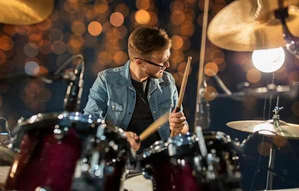 Male musician playing drums and cymbals at concert — Stock Photo, Image