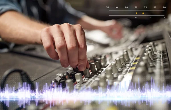 Ręce na mieszanie konsoli w studio nagrań muzyki — Zdjęcie stockowe