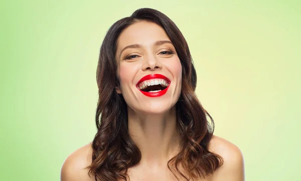 Gyönyörű, fiatal nő, piros rúzs nevetve — Stock Fotó