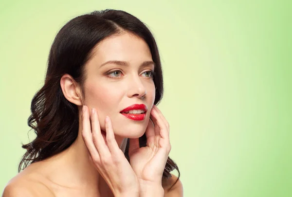 Mooie jonge vrouw met rode lippenstift glimlachen — Stockfoto