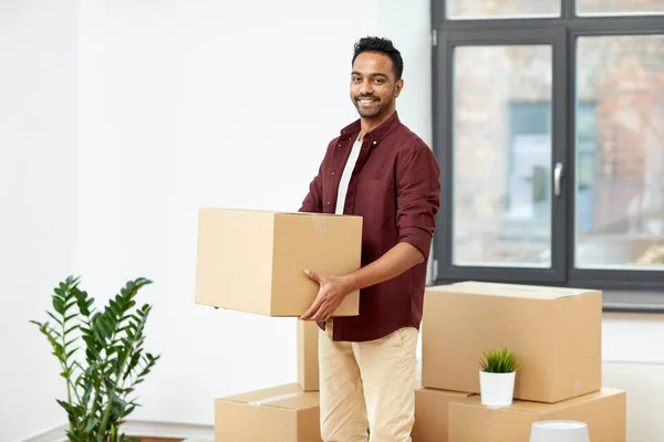 Glad man med låda flyttar till nytt hem — Stockfoto