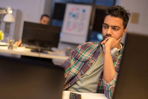 Homme créatif avec ordinateur travaillant au bureau de nuit — Photo