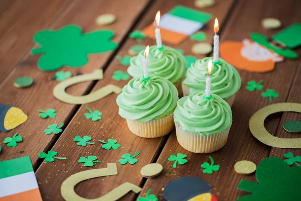 Green cupcakes and st patricks day decorations — Stock Photo, Image