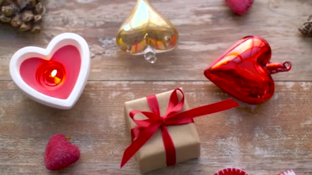 Día de San Valentín o decoraciones de Navidad en la mesa — Vídeo de stock