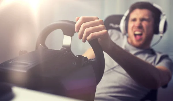 Close up de homem jogando carro de corrida jogo de vídeo — Fotografia de Stock