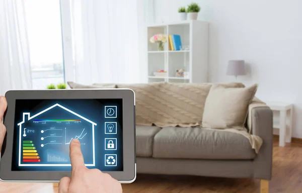 Tablet pc con impostazioni smart home sullo schermo — Foto Stock