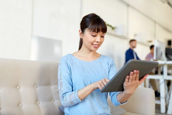 Feliz asiático mujer con tableta pc trabajo en oficina — Foto de Stock