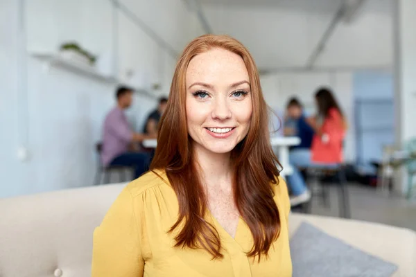 Lyckliga kreativa kvinnliga arbetare på office eller student — Stockfoto