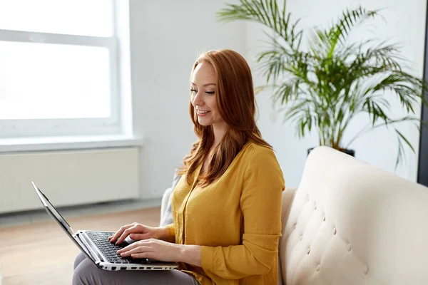 Femme avec ordinateur portable travaillant au bureau — Photo