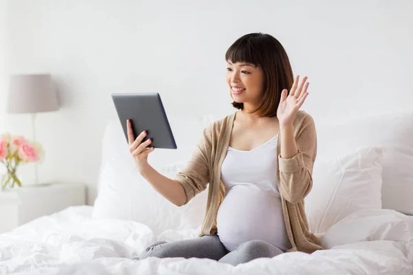 Happy pregnant asian woman with tablet pc at home — Stock Photo, Image