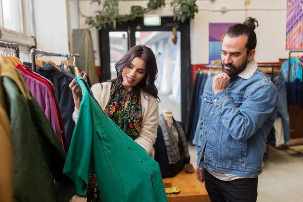 Couple choosing clothes at vintage clothing store — Stock Photo, Image