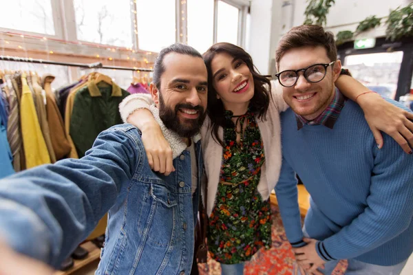 Friends taking selfie at vintage clothing store — Stock Photo, Image