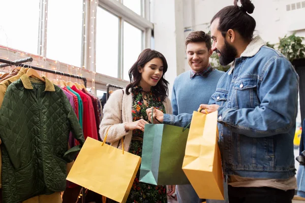 Amigos bolsas de compras en la tienda de ropa vintage — Foto de Stock