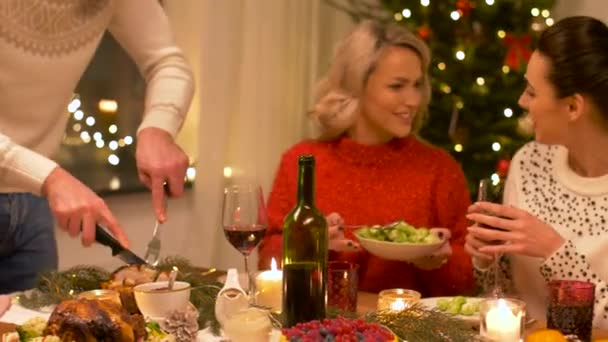 Amigos felices teniendo la cena de Navidad en casa — Vídeo de stock