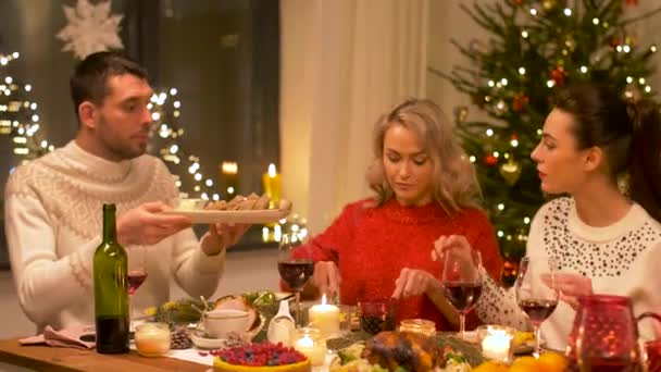 Glada vänner som äter julmiddag hemma — Stockvideo