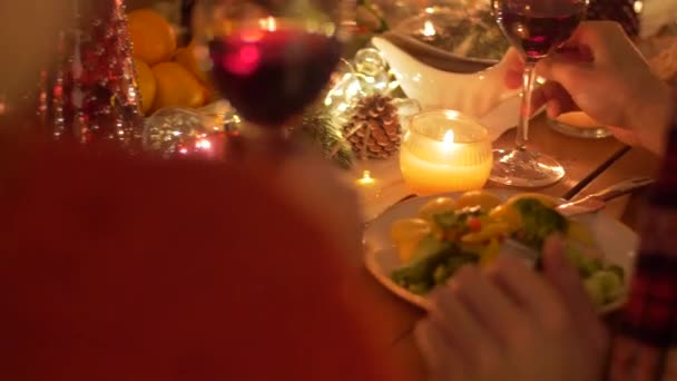 Amigos comiendo y bebiendo vino en Navidad — Vídeos de Stock