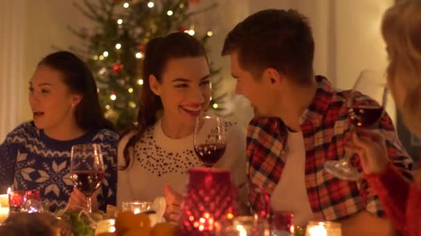 Szczęśliwy znajomych do picia czerwonego wina na Boże Narodzenie — Wideo stockowe