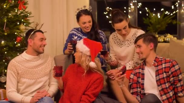 Amigos celebrando la Navidad y bebiendo vino — Vídeo de stock