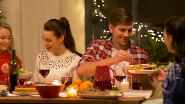 Счастливые друзья, ужинающие дома — стоковое видео