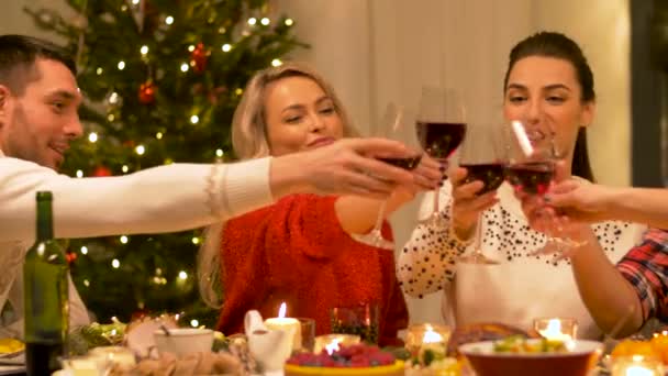 Amigos felizes bebendo vinho tinto no Natal — Vídeo de Stock