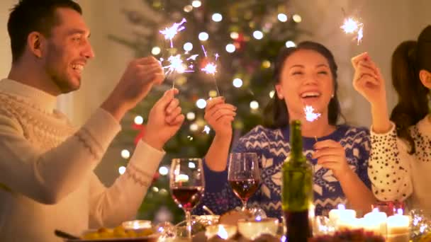 Ευτυχισμένοι φίλοι που έχουν Χριστουγεννιάτικο δείπνο στο σπίτι — Αρχείο Βίντεο