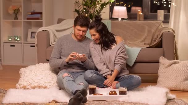 Feliz pareja tomando selfie por teléfono inteligente en casa — Vídeos de Stock