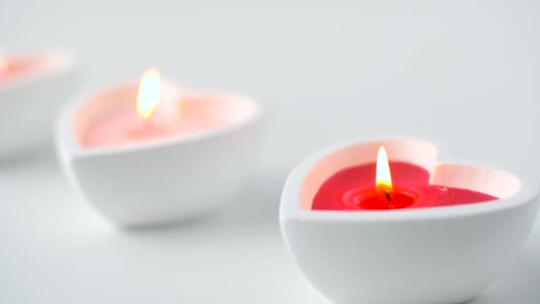 Bougies en forme de coeur brûlant dans st Saint-Valentin — Video