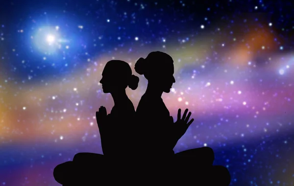 Silueta negra de pareja meditando sobre el espacio —  Fotos de Stock