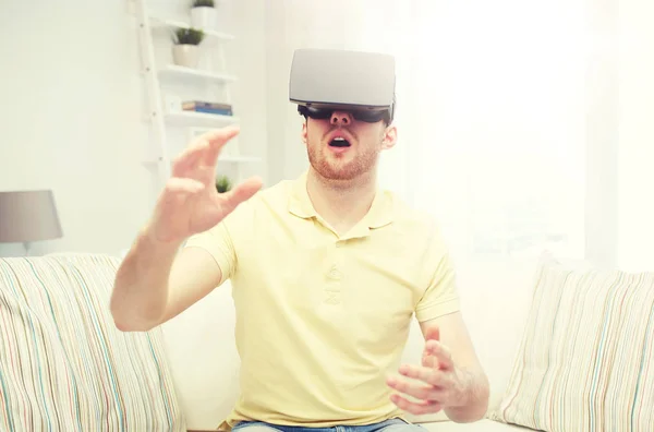 Молодой человек в наушниках виртуальной реальности или 3D очках — стоковое фото