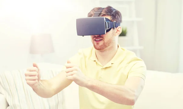 Jovem em realidade virtual headset em casa — Fotografia de Stock