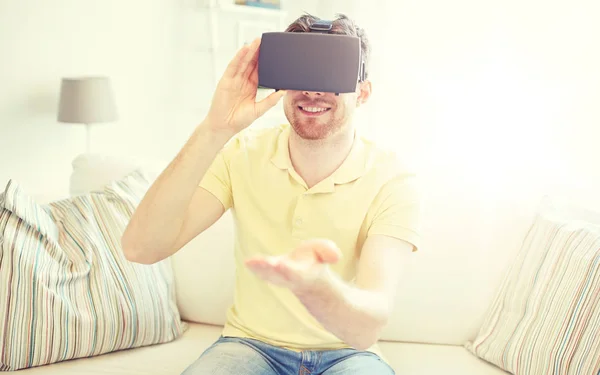 Jovem em realidade virtual headset ou óculos 3d — Fotografia de Stock