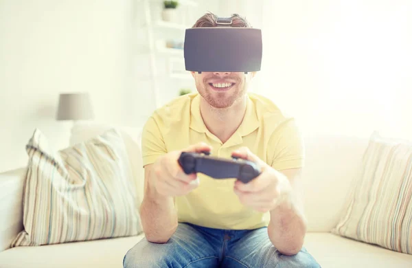 Homem em fone de ouvido realidade virtual com controlador — Fotografia de Stock