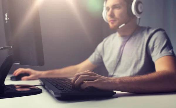 Close up de homem jogando jogo de computador — Fotografia de Stock